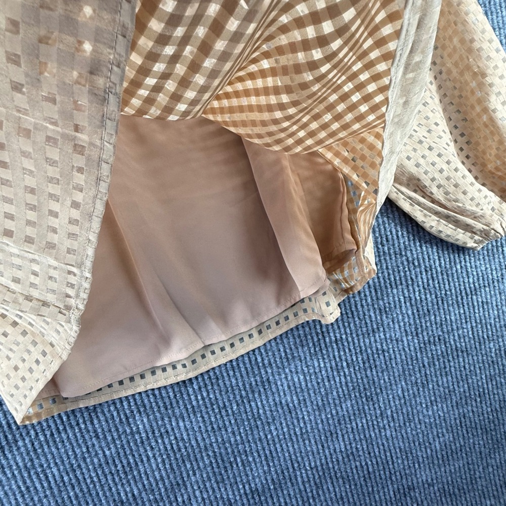 Entro Blouse Womens Size M Tan Excellent Ruffle Shoulder Grid V-Neck Top T19088 - Picture 5 of 7